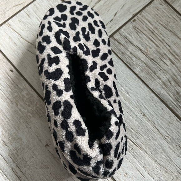 Leopard Print Fuzzy Isaac Mizarahi Slippers - Picture 4 of 4